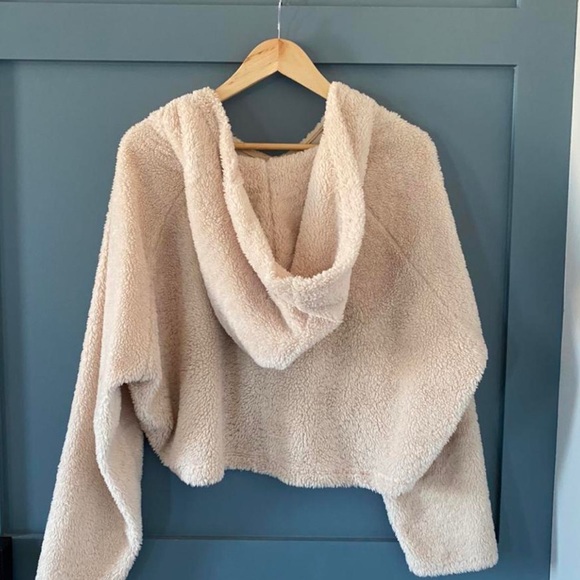 Urban Outfitters Fluffy Pullover 💕 - Picture 3 of 4